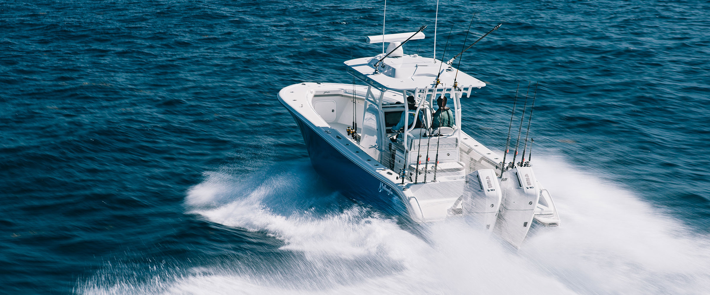 Running shot of Yellowfin 32 offshore with Mercury v10 425hp Verado power package